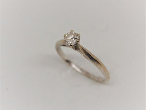 Bague solitaire ornée d'un brillant sur griffe. Monture en or blanc. P