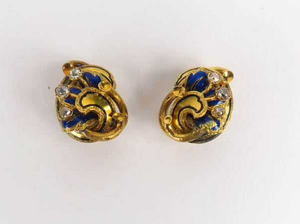 Paire de clips d’oreilles en or jaune, émail et sertis de roses. Poids