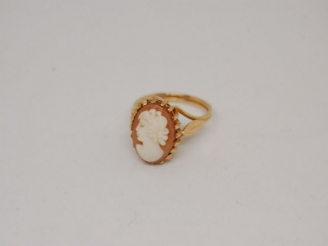 Vente aux enchères Bague ornée d'un camée. Monture en or. Poids tel : 4,5 g