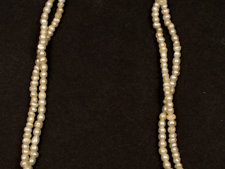 Vente aux enchères Collier perles disposées en chute.