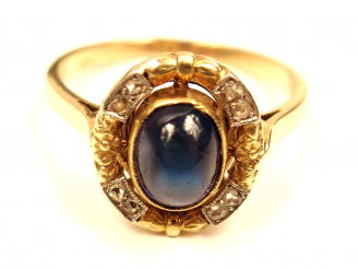 Vente aux enchères Bague en or jaune, ornée en son centre d'un saphir en cabochon et de 6