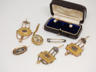Vente aux enchères Porte photo en or, avec sa chainette, broche en or émaillée. Poids tel