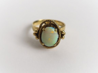 Vente aux enchères Bague ornée d’une opale, belle monture en or. Poids : 4.4 g