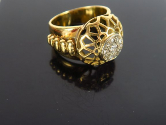 Vente aux enchères Bague en or ajouré, sertie d'un petit diamant taille ancienne, et de r