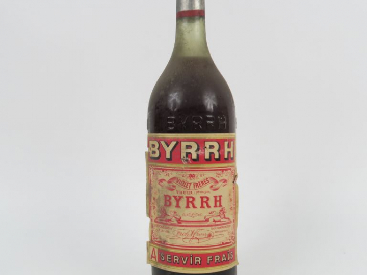 1 VIELLE BOUTEILLE BYRRH - CAPS ETAIN/ELA