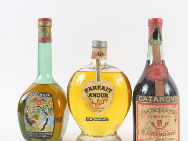 3 VIEILLES BOUTEILLES CAZANOVE : 1 PARFAIT AMOUR - 1 CHERRY BRANDY - 1