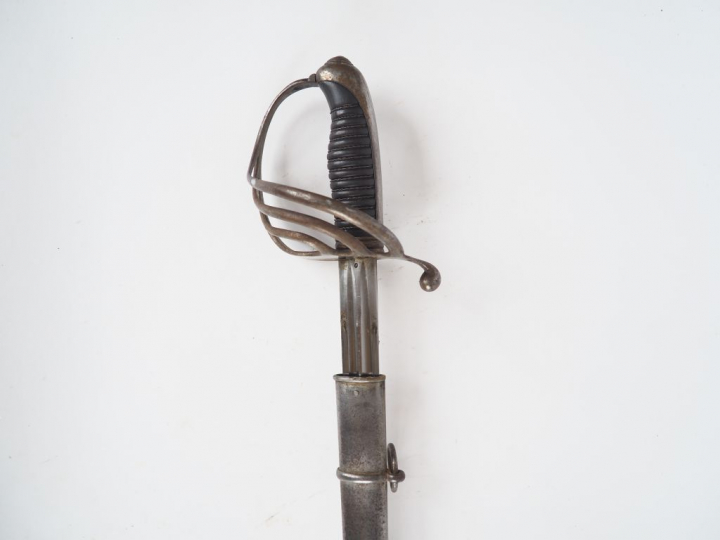 Sabre dans le goût d’un sabre 1882 d'officier français atypique avec s