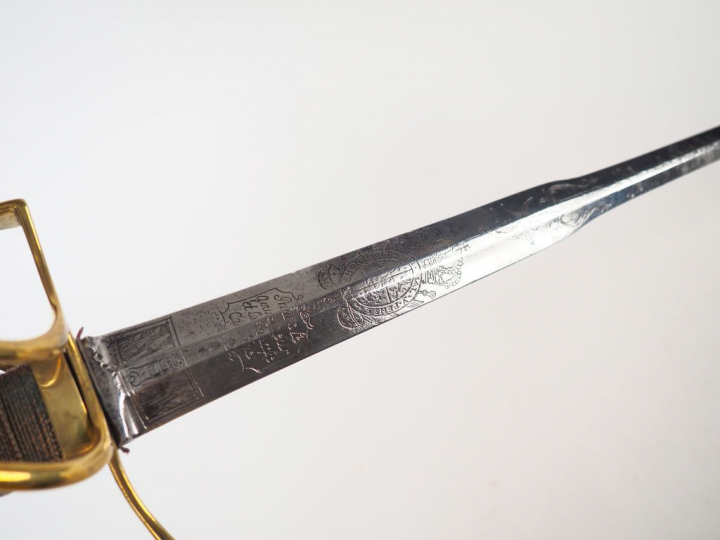 Curieux sabre probablement Batave, belle lame à 4 pans élargie au fort