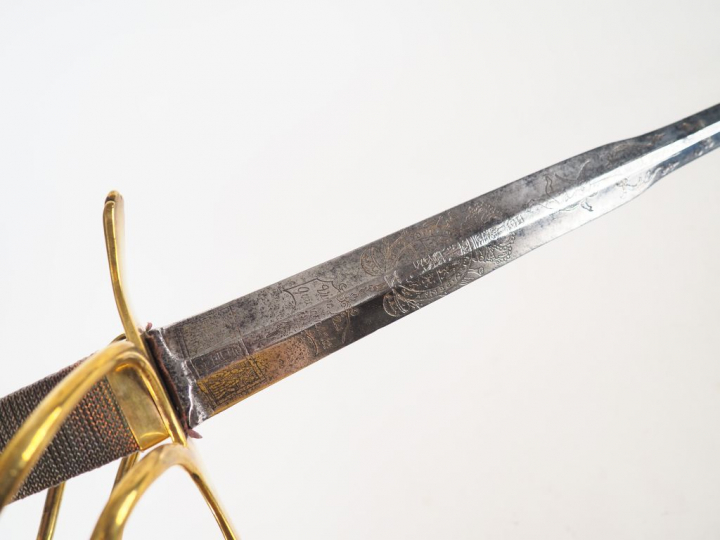 Curieux sabre probablement Batave, belle lame à 4 pans élargie au fort