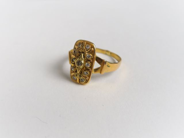 Bague de forme rectangulaire en or et petits diamants. Poids : 2.2 g