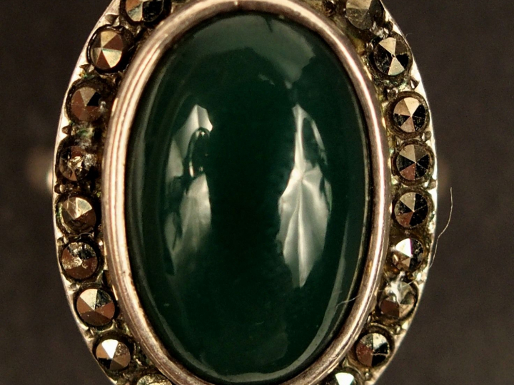 Bague marguerite en argent, ornée d'une marcassite en cabochon, entour