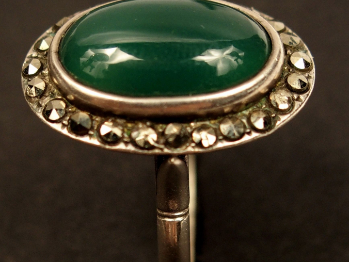 Bague marguerite en argent, ornée d'une marcassite en cabochon, entour