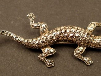 Vente aux enchères Broche en argent en forme de lézard, ornée de pierres fantaisies. Poid
