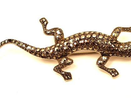 Broche en argent en forme de lézard, ornée de pierres fantaisies. Poid