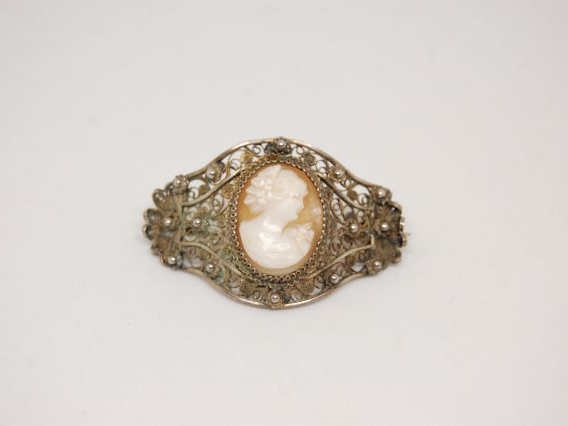 Broche en argent filigranné, ornée en son centre d'un camée sur coquil