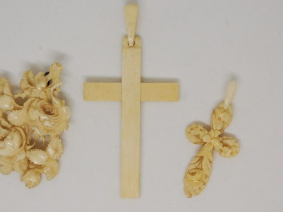 Pendentif et croix de berceau en ivoire et imitation