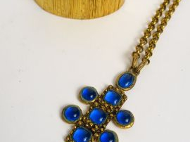 	Collier en métal doré, avec son pendentif en métal et verroterie, on 