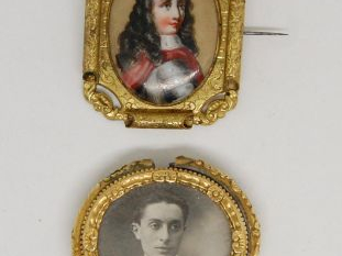 Médaillon porte photo, on y joint une broche en métal doré ornée d'un 