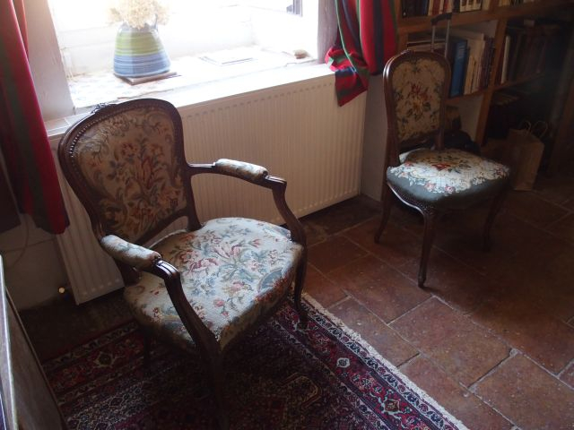 Fauteuil à bascule, tabouret de style Louis XV, chaise de style Louis 