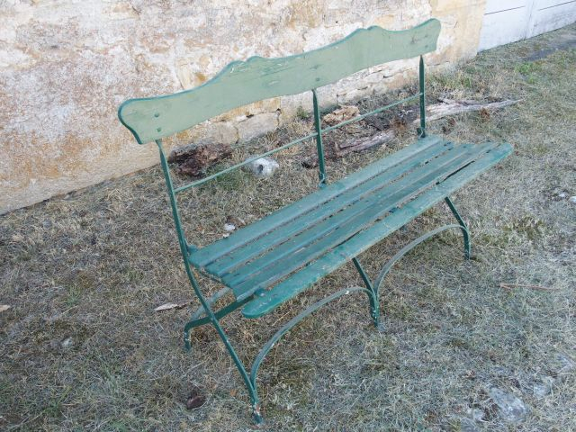 Deux guéridons, un banc et chaises de jardin en bois et fer laqué vert