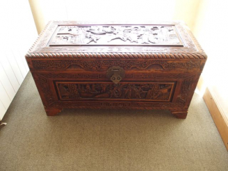 Vente aux enchères Vitrine de style Empire et un coffre Extrême-Orient