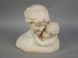 Vente aux enchères Sculpture XIXème en albâtre "Jeune mère et son enfant". H. : 40 cm