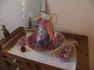 Vente aux enchères CHAMBRE 2 Garniture de toilette en porcelaine de Paris, à décor de fle