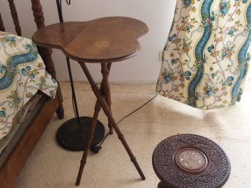 Guéridon de style italien, fauteuil confortable, guéridon tripode, qua