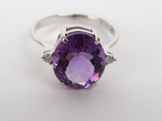 Vente aux enchères Bague en or gris ornée d'une améthyste, épaulée de deux brillants. Poi