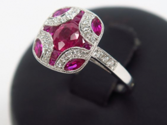 Vente aux enchères Bague en or gris, sertie de rubis et brillants. Poids tel : 4 g