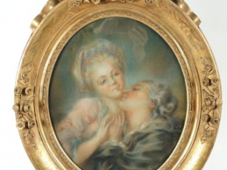 Vente aux enchères Ecole française fin XIX ème 'Le baiser'. Pastel. 41 x 34 cm