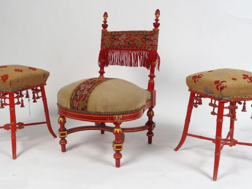 Paire de tabourets et chauffeuse Napoléon III en bois laqué rouge