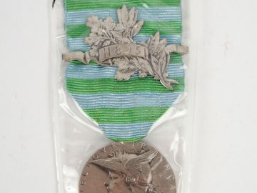Médaille en argent commémorative de l'expédition à "MADAGASCAR", ruban