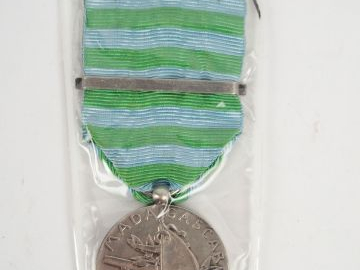 Médaille en argent commémorative de l'expédition à "MADAGASCAR", ruban