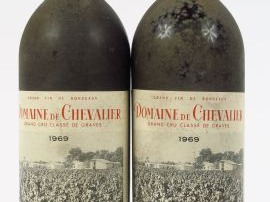 Vente aux enchères 2 BOUTEILLES DOMAINE DE CHEVALIER CC GRAVES - 1969 - BG/BS