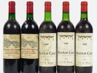 Vente aux enchères 5 BOUTEILLES : 2 CHÂTEAU ST GEORGES 1985 1 BG + - 3 MOUTON CADET 1975 