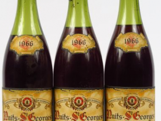 Vente aux enchères 3 BOUTEILLES NUITS ST GEORGES 'LES CAILLES' - 1966 - 4,5 cm/5 cm/6cm