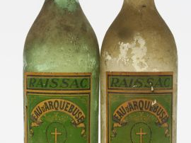Vente aux enchères 2 VIEILLES BOUTEILLES EAU D'ARQUEBUSE TRIPLE DE LA DESERTE