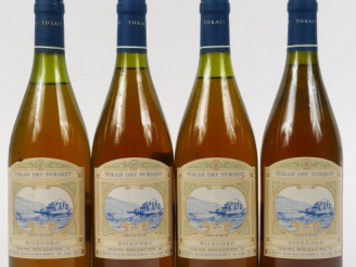 Vente aux enchères 4 BOUTEILLES (75cl)  TOKAJI DRY FURMINT DISZNOKO - 1995 - 1 LEGER COUL