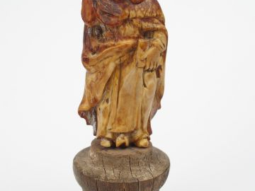 Petit sujet XVIIIe en ivoire sculpté 'Moine'. H. 8,5 cm (manques et ac