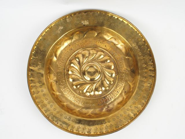 Plat de quète fin XVIIe en cuivre. Diamètre : 39 cm