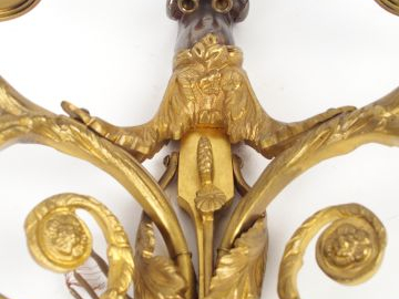 Paire d'appliques de style Louis XVI en bronze à double patine à décor