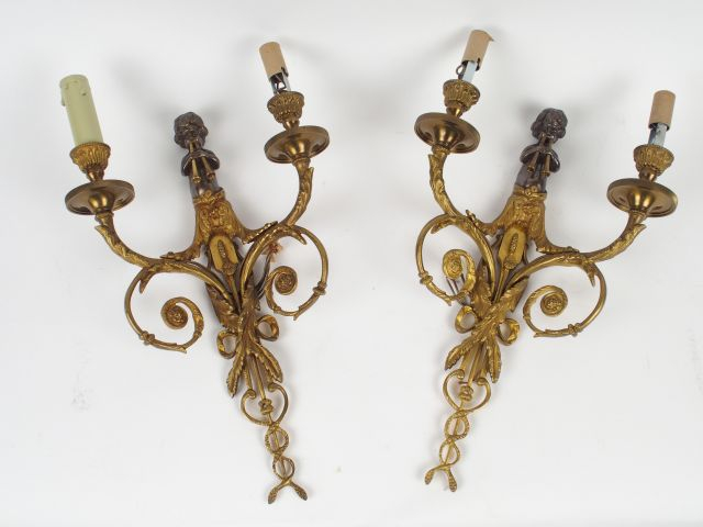 Paire d'appliques de style Louis XVI en bronze à double patine à décor