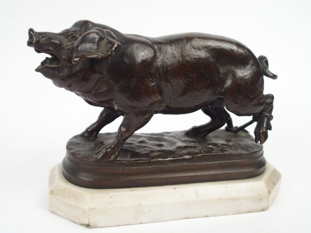 C. VALTON 'Cochon entravé'. Sujet en bronze à patine brune. Signée. Su