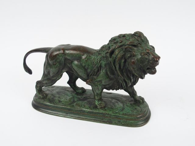E. DELABRIERE 'Lion marchant'. Sculpture en bronze à patine verte. Sig