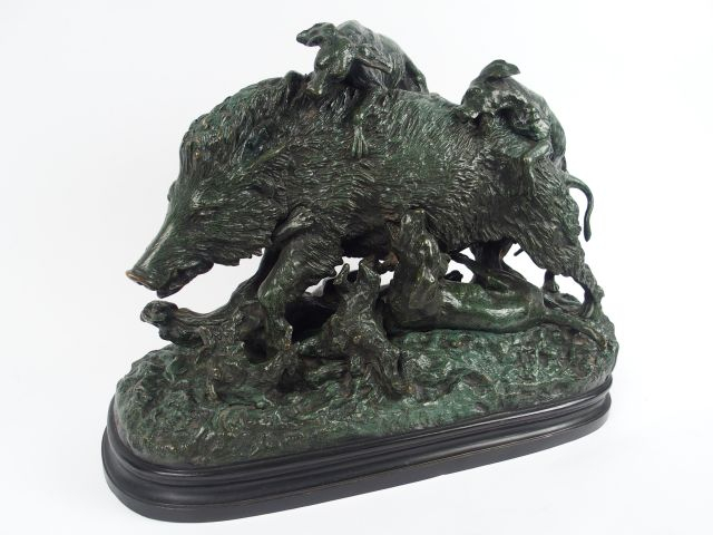 FRATIN 'Sanglier attaqué par les chiens'. Sculpture en bronze à patine
