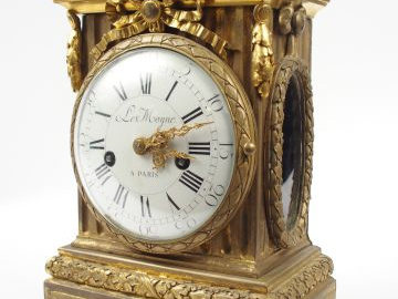 Pendule borne de style Louis XVI en bronze doré, vitrée sur les cotés,