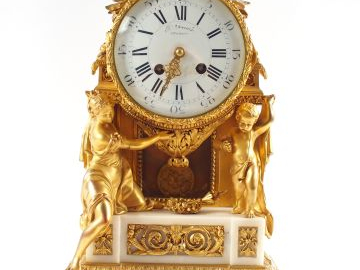 Pendule de style Louis XVI en bronze et marbre blanc à décor de femme,