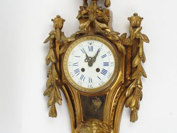 Cartel d'applique de style Louis XVI en bronze à décor de guirlandes d