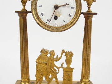 Pendule portique de style Directoire en bronze, à décor de personnages